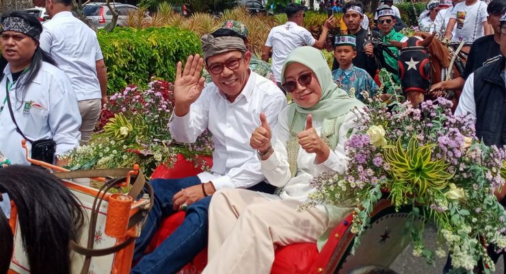 Datang Naik Delman, Nurochman-Heli Daftar Pilkada 2024 ke Kantor KPU Kota Batu