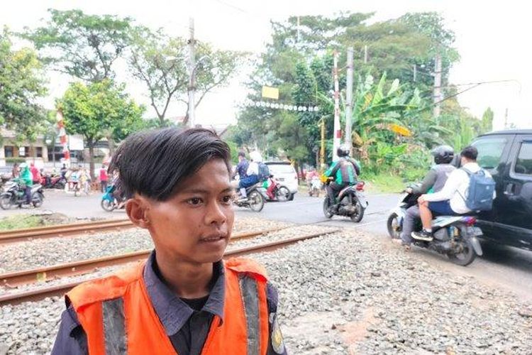Relawan yang menjaga pelintasan KA Bintaro Permai, Rizki Ramadan, saat diwawancarai terkait kecelakaan yang menewaskan pengemudi ojol, Senin (11/7/2022). 
