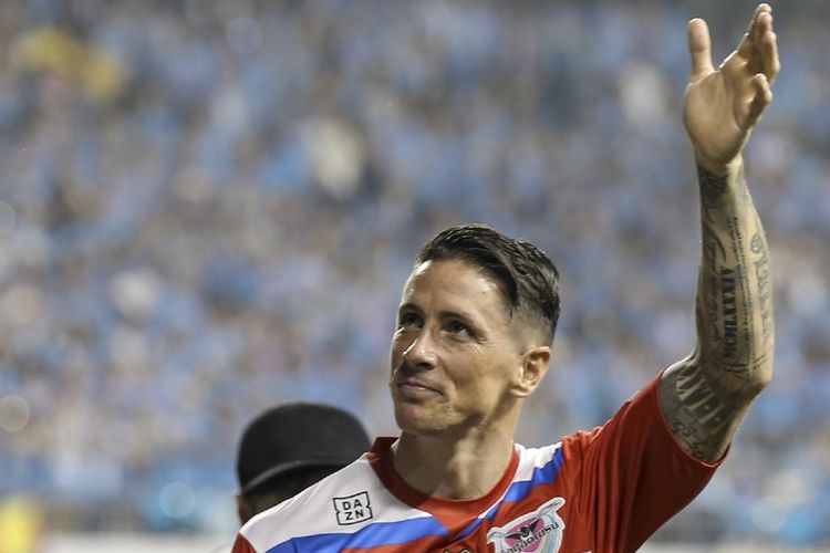 Fernando Torres of Sagan Tosu (C) waves to supporters after his last football game in the J-League match against Vissel Kobe in Tosu, Saga prefecture on August 23, 2019. - Torres said on June 23, 2019 his body could no longer cope with the physical demands of football after announcing his retirement from the game. (Photo by JIJI PRESS / JIJI PRESS / AFP) / Japan OUT