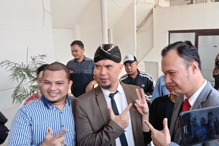 Ahmad Dhani menghadiri sidang pembacaan tuntutan kasus ujaran kebencian di Pengadilan Negeri (PN) Jakarta Selatan, Ampera Raya, Senin (19/11/2018).