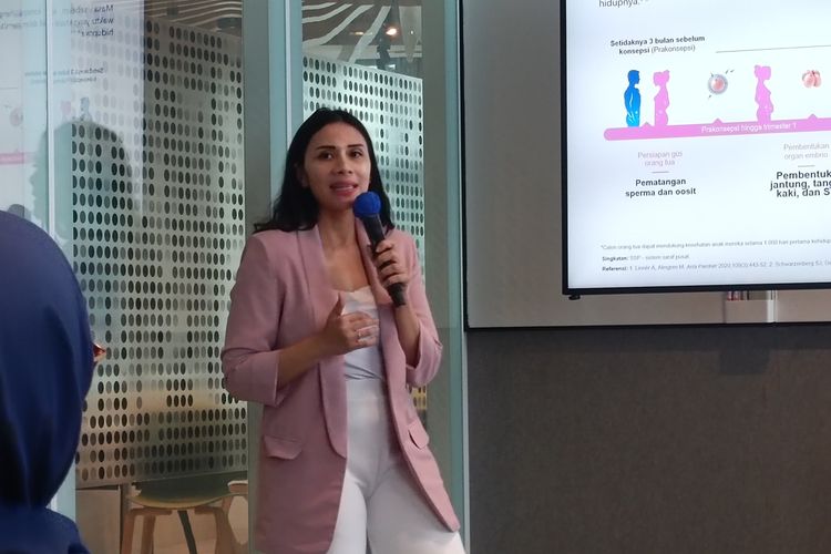 Marketing Manager Consumer Health Bayer Indonesia Widya Y. Putri di acara The Science Behind: A Series of Bayer Media Classes bertajuk ?The Science Behind: Self-care ? Mendukung Kehamilan yang Sehat? di Bayer Indonesia Office, Menara Astra, Jakarta, Selasa (1/7/2025).