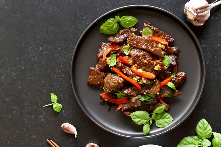 ilustrasi thai beef basil  atau tumis daging sapi thailand. 