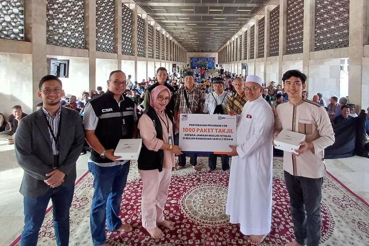BRI Insurance berikan 1.000 paket takjil di Masjid Istiqlal pada Jumat (22/3/2024). 