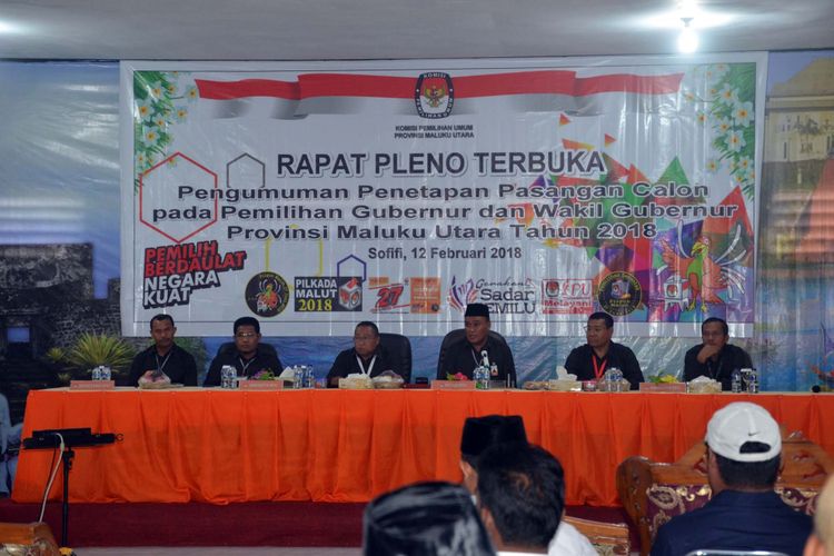 Rapat pleno terbuka pengumuman pasangan calon pada pemilihan gubernur dan wakil gubernur Maluku Utara Tahun 2018 di Kantor KPU Maluku Utara, Senin (12/2/2018)