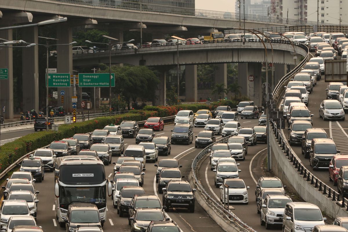 Suasana lalu lintas di ruas Jalan Gatot Subroto, Jakarta, Senin (17/5/2021). Pada hari pertama kerja usai libur Lebaran, lalu lintas Jakarta kembali padat.