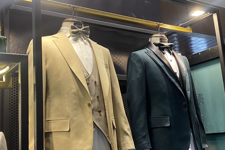 Kumpulan jas pengantin pria pada acara Bridestory Market di ICE BSD, BSD, Jumat (2/5/2025).