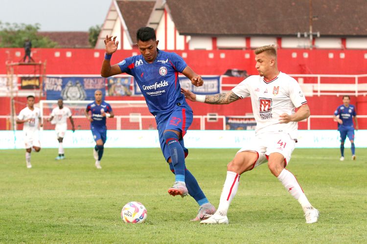 Pemain Arema FC Dedik Setiawan dijaga pemain Malut United saat laga pekan ke-8 Liga 1 2024-2025 yang berakhir dengan skor 3-1 di Stadion Gelora Soeprijadi Kota Blitar, Sabtu (19/10/2024) sore.