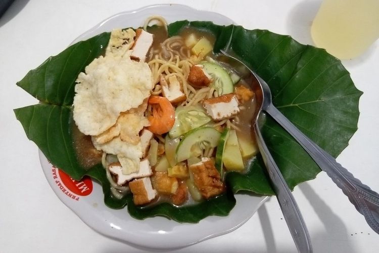 Seporsi Mie Atep Belitung yang disajikan di atas daun simpur.
