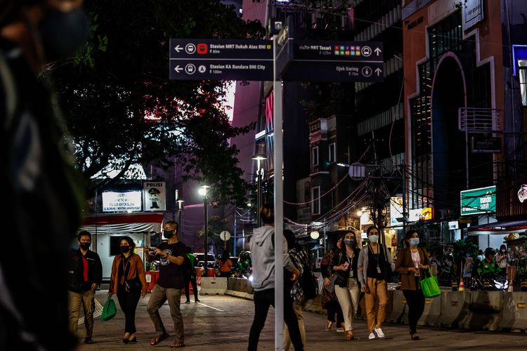 Pekerja kantoran menggunakan masker berjalan kaki menuju stasiun kereta di Jakarta, Rabu (29/7/2020). Klaster perkantoran penularan Covid-19 di Jakarta kini menjadi sorotan. Data resmi hingga Selasa (28/7/2020) kemarin, ada 440 karyawan di 68 perkantoran di Ibu Kota yang terinfeksi virus corona.