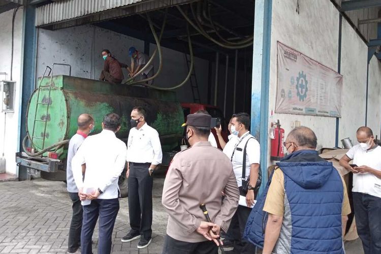 Satgas Pangan Mabes Polri dan Polda Sulsel mengungkap kasus penyelewengan alokasi minyak goreng curah yang dilakukan PT Smart di area Pelabuhan Soekarno Hatta, Makassar.