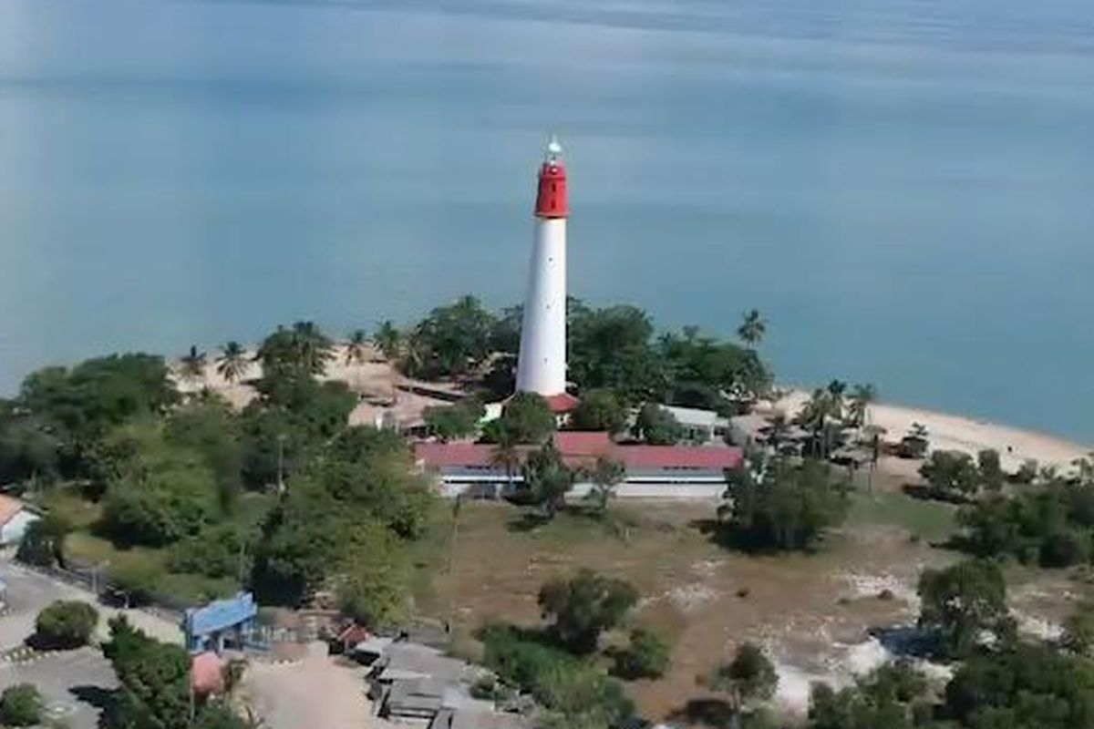 Menara Tanjung Kalian yang menjadi salah satu ikon Kota Mentok di Bangka Barat, Kepulauan Bangka Belitung.