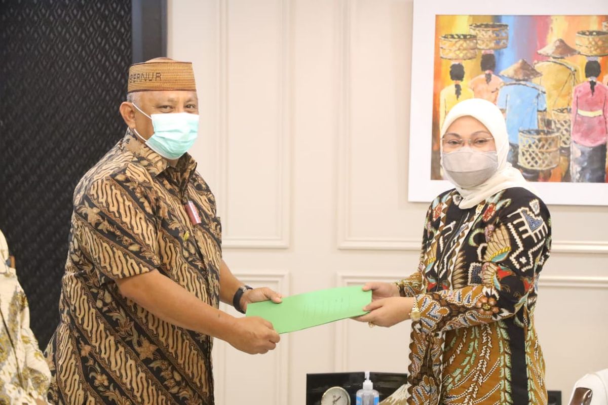 Menteri Ketenagakerjaan Ida Fauziyah menerima sertifikat tanah yang dihibahkan Gubernur Gorontalo Rusli Habibie untuk dibangun Balai Latihan Kerja (BLK) di sana, Jakarta, Selasa (2/2/2021).