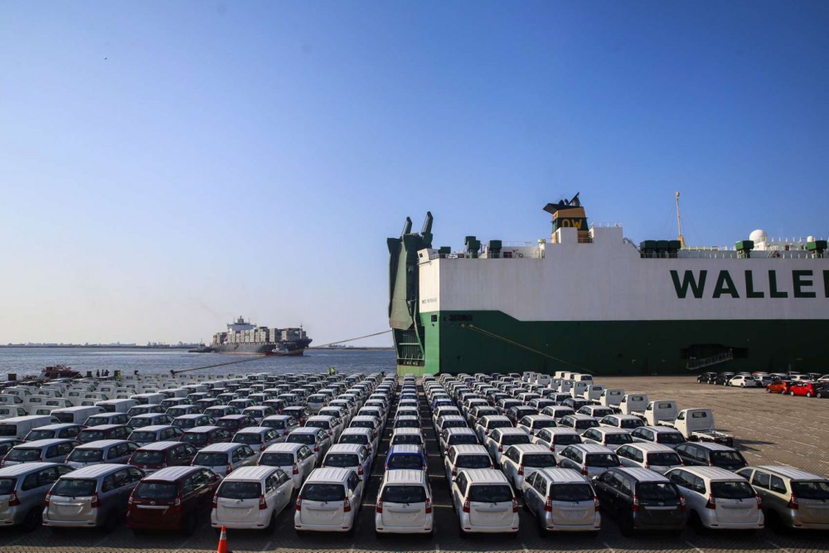 Ilustrasi deretan mobil yang siap diekspor diparkir di Terminal Mobil Tanjung Priok, Jakarta Utara. 