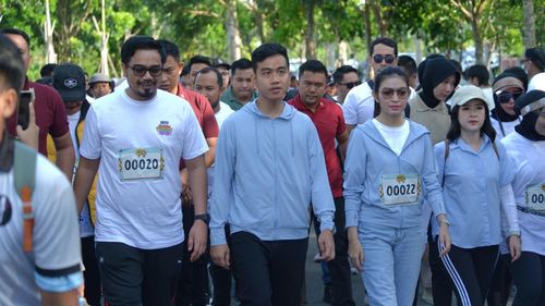 Gibran Jalan Sehat di Kalsel, Ditemani Mentan Amran Sulaiman dan Diteriaki "Dua, Dua, Dua"