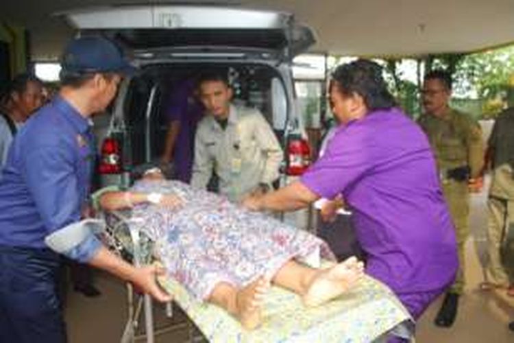 Salah satu korban kecelakaan bus Kramat Jati dan truk tangki di Grinsing, Batang, Jawa Tengah, dibawa pulang keluarganya di Grobogan.