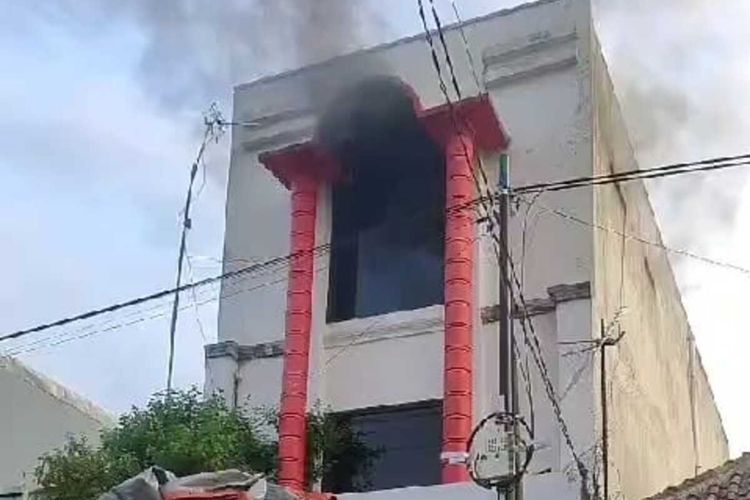 Kebakaran bangunan tiga lantai di Jalan Surya, Kelurahan Jagalan, Kecamatan Jebres, Kota Solo, Jawa Tengah (Jateng), Rabu (11/10/2023).