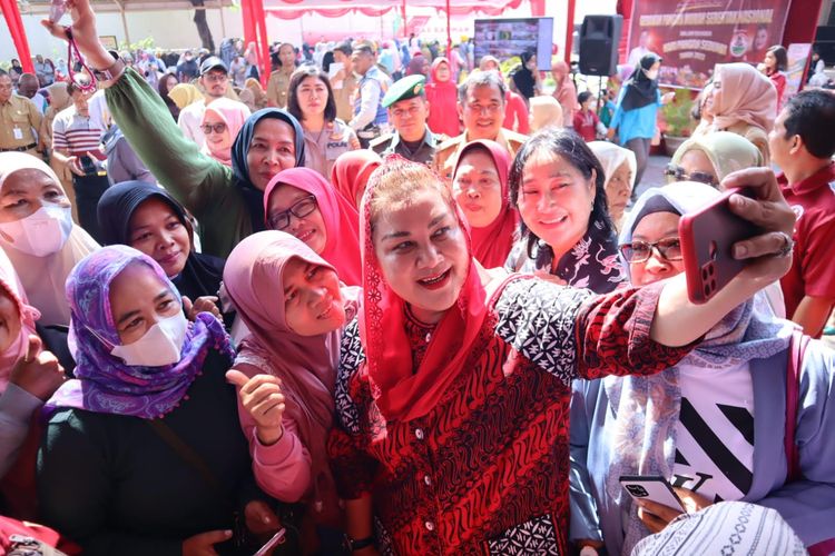 Wali Kota Semarang, Hevearita Gunaryanti Rahayu berbincang dengan warga usai membuka acara Gerakan Pangan Murah Serentak Nasional di halaman kantor Kecamatan Pedurungan, Senin (16/10).
