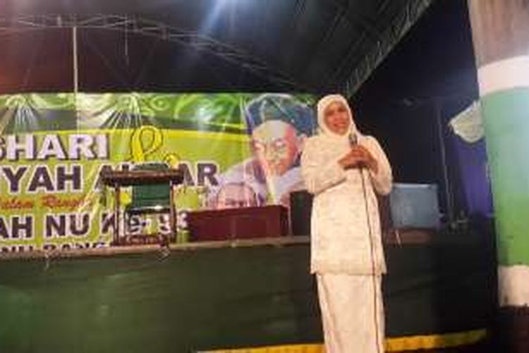Ketua Umum Muslimat Nahdlatul Ulama yang juga Menteri Sosial RI saat menghadiri Harlah NU ke 93 oleh PCNU Bangil, Kabupaten Pasuruan, Jawa Timur di Alun-alun Bangil, Minggu (1/5/2016).
