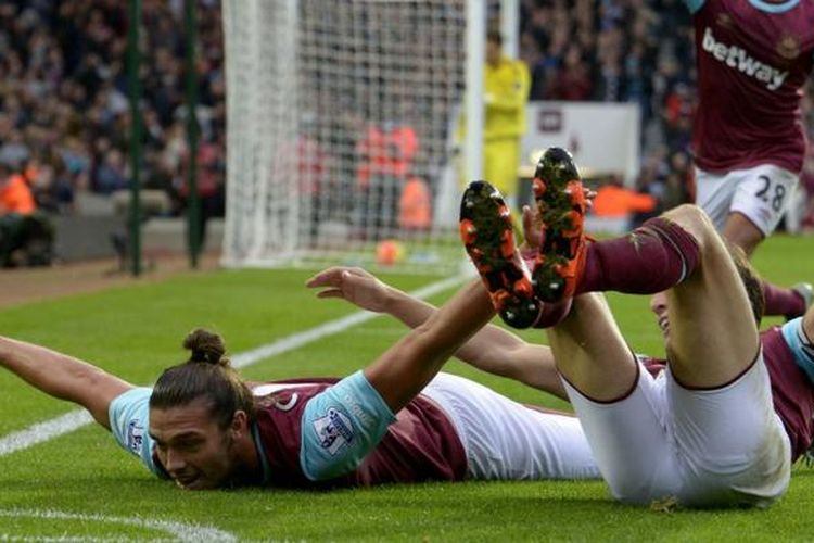 Striker West Ham United, Andy Caroll, melakukan selebrasi setelah mencetak gol kemenangan timnya atas Chelsea pada laga Premier League di Upton Park, Sabtu (24/10/2015).