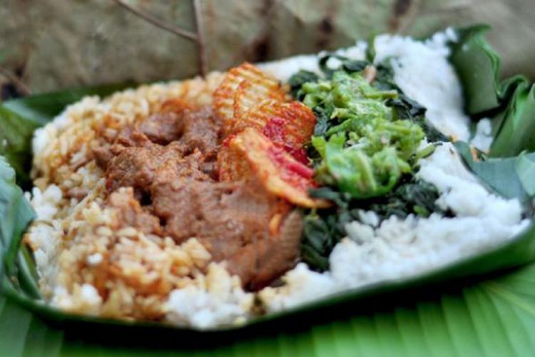 Nasi Bakar Rendang Daun Jati di Atria Hotel & Conference Paramount Serpong. 