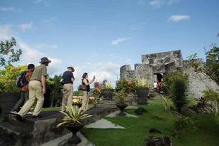Wisatawan mancanegara mengunjungi Benteng Tolucco di Ternate, Maluku Utara, Selasa (15/4/2014). Benteng yang dibangun oleh Francisco Serao pada 1540 ini juga sering disebut Benteng Holandia atau Santo Lucas. 