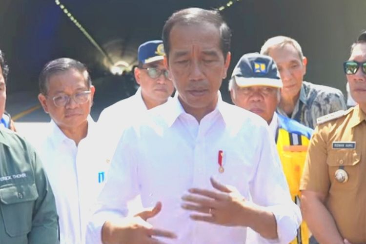 Presiden Joko Widodo saat memberikan keterangan pers di Sumedang, Jawa Barat, Selasa (11/7/2023).