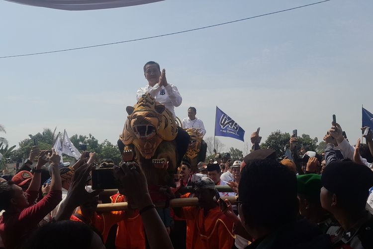 Pasangan bakal calon Aep Syaepuloh - Maslani mendaftar ke KPU Karawang untuk maju pada Pilkada Karawang 2024, Rabu (28/8/2024).