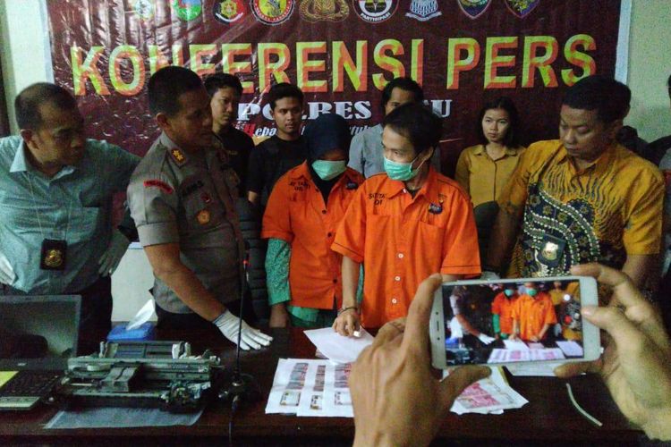 Pasangan suami istri di Amuntai, Hulu Sungai Utara, Kalsel, ditangkap polisi karena nekat mencetak dan mengedarkan uang palsu, Kamis (21/11/2019).