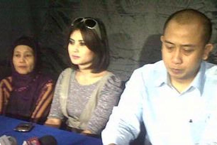 Novi Amelia (tengah) bersama kuasa hukumnya Chris Sam Siwu (paling kanan) dan kedua orang tuanya (kiri) saat memberikan keterangan pers terkait peristiwa yang menimpa dirinya, di Senayan, Jakarta, Senin (12/11/2012).