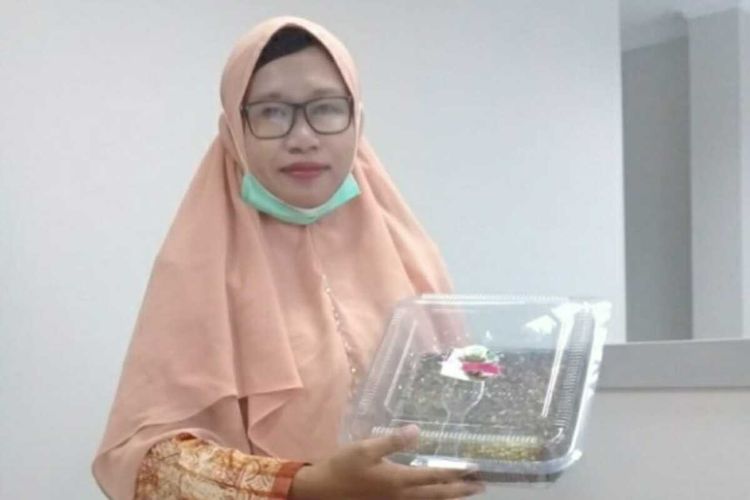 Dewi Melinda mengolah biji karet menjadi makanan di rumahnya di Desa Berancah, Kecamatan Bantan, Kabupaten Bengkalis, Riau.Dok Istimewa