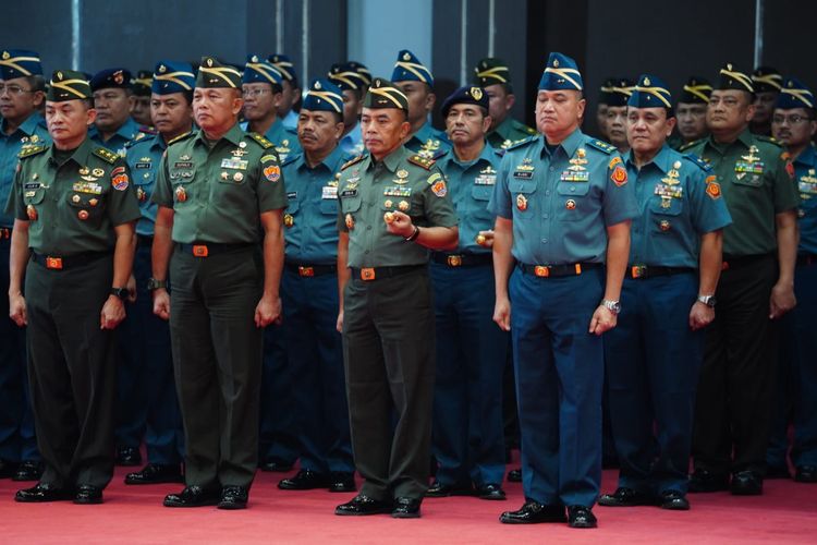 Sebanyak 59 perwira tinggi (pati) TNI melaksanakan korps rapor kenaikan pangkat (kenkat) kepada Panglima TNI Laksamana Yudo Margono di Aula Gatot Soebroto, Mabes TNI, Cilangkap, Jakarta Timur, pada Senin (5/6/2023).  Laporan kenkat itu berdasarkan Surat Perintah  (sprin) Panglima TNI Nomor Sprin/1014/VI/2023 tanggal 2 Juni 2023.
