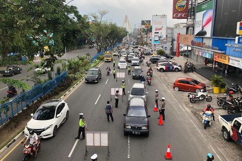 Polisi Periksa Pengendara Jelang PSBB di Pekanbaru, Warga Tak Pakai Masker Disuruh Pulang