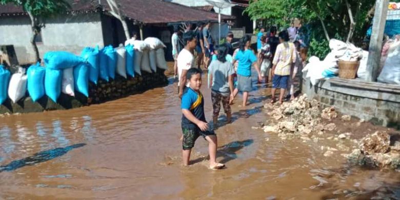 TERENDAM BANJIR--Rumah warga terendam air banjir setelah hujan disertai angin melanda wilayah Kecamatan Pracimantoro, Kabupateb Wonogiri, Jawa Tengah, Minggu (31/1/2021) dinihari. 
