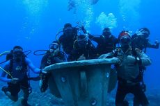 Kembalikan Terumbu Karang yang Rusak, Arca Batu Berbentuk Moko Diturunkan di Dasar Laut