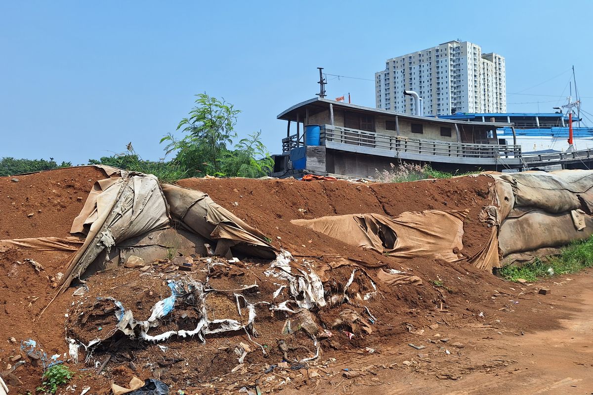 Kondisi tanggul geobox di Pelabuhan Sunda Kelapa, Jakarta Utara yang rusak. Rabu (17/4/2024).
