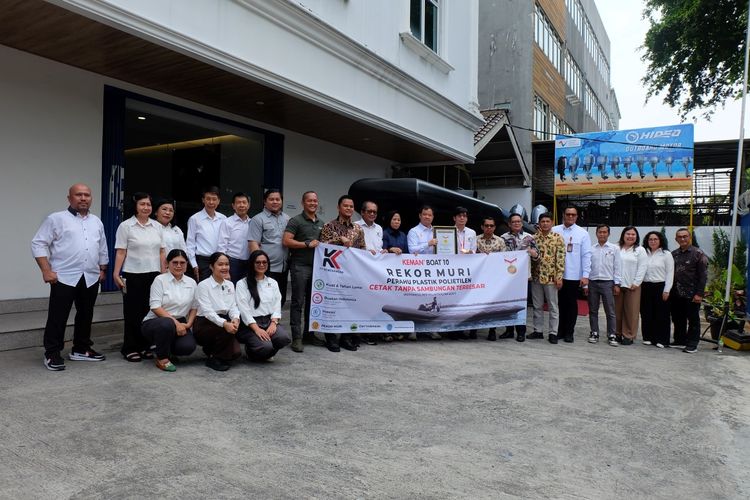 Keman Boat 10 PT Kemenangan Raih Rekor Muri sebagai Perahu Polietilen Terbesar 