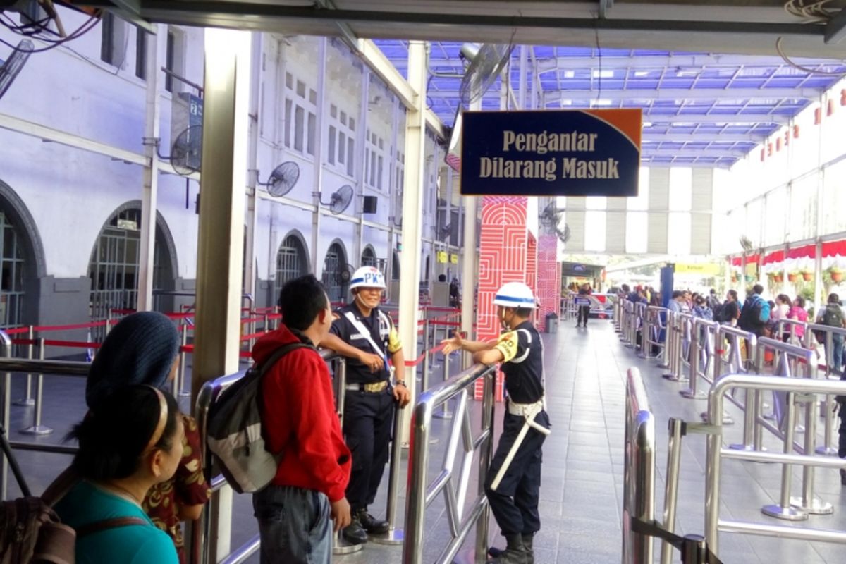 Kondisi Stasiun Senen pada Kamis (31/8/2017). Jelang libur Idul Adha pada Jumat besok, PT KAI menambah delapan perjalanan kereta tambahan untuk pemberangkatan dari Stasiun Senen..