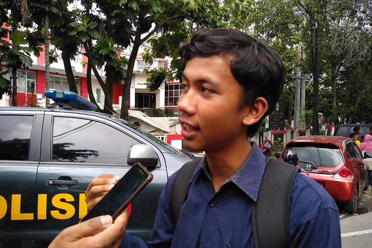 Jones (19) saksi mata ledakan bom di Polrestabes Medan Rabu pagi tadi (19/11/2019). Menurutnya, saat semua orang di ruang pengurusan SKCK disuruh keluar, ada suara orang meminta supaya ojek online tidak keluar.