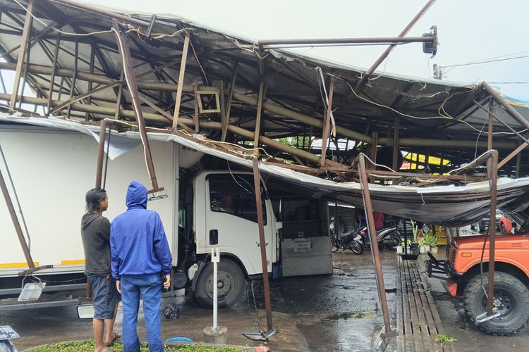 Reklame Raksasa Ambruk di Buah Batu Bandung, Timpa Truk dan Mobil