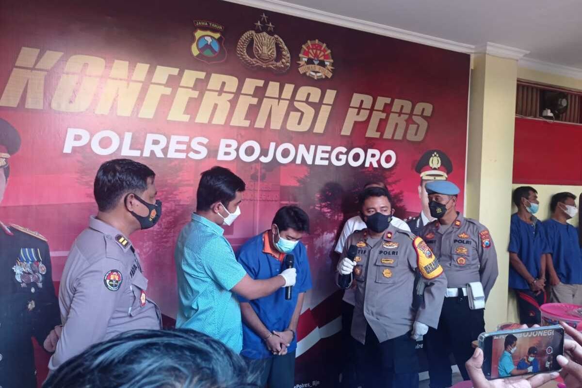 Kompol M Wahyudin, Wakapolres Bojonegoro sedang melakukan konferensi pers pengungkapan tersangka kasus pornoaksi