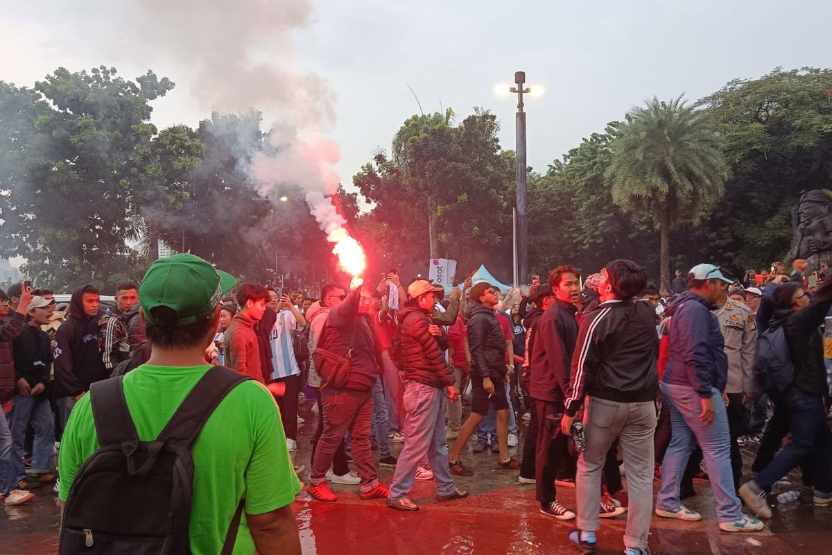 Supporter nyentrik saat datang di SUGBK Senayan, Jakarta Pusat, sebelum laga Indonesia vs Argentina, Senin (19/6/2023) sore