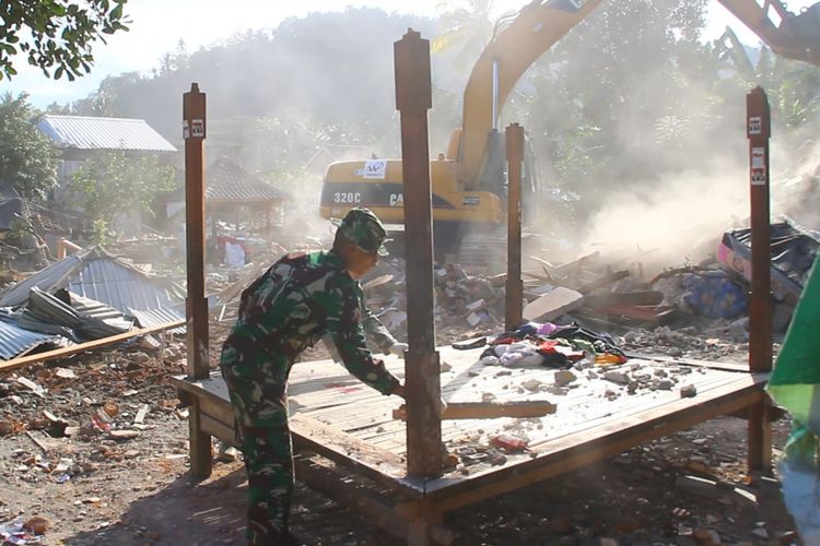 Kerusakan akibat gempa di Dusun Wadon, Desa Kekait, Kecamatan Gunung Sari, Lombok Barat