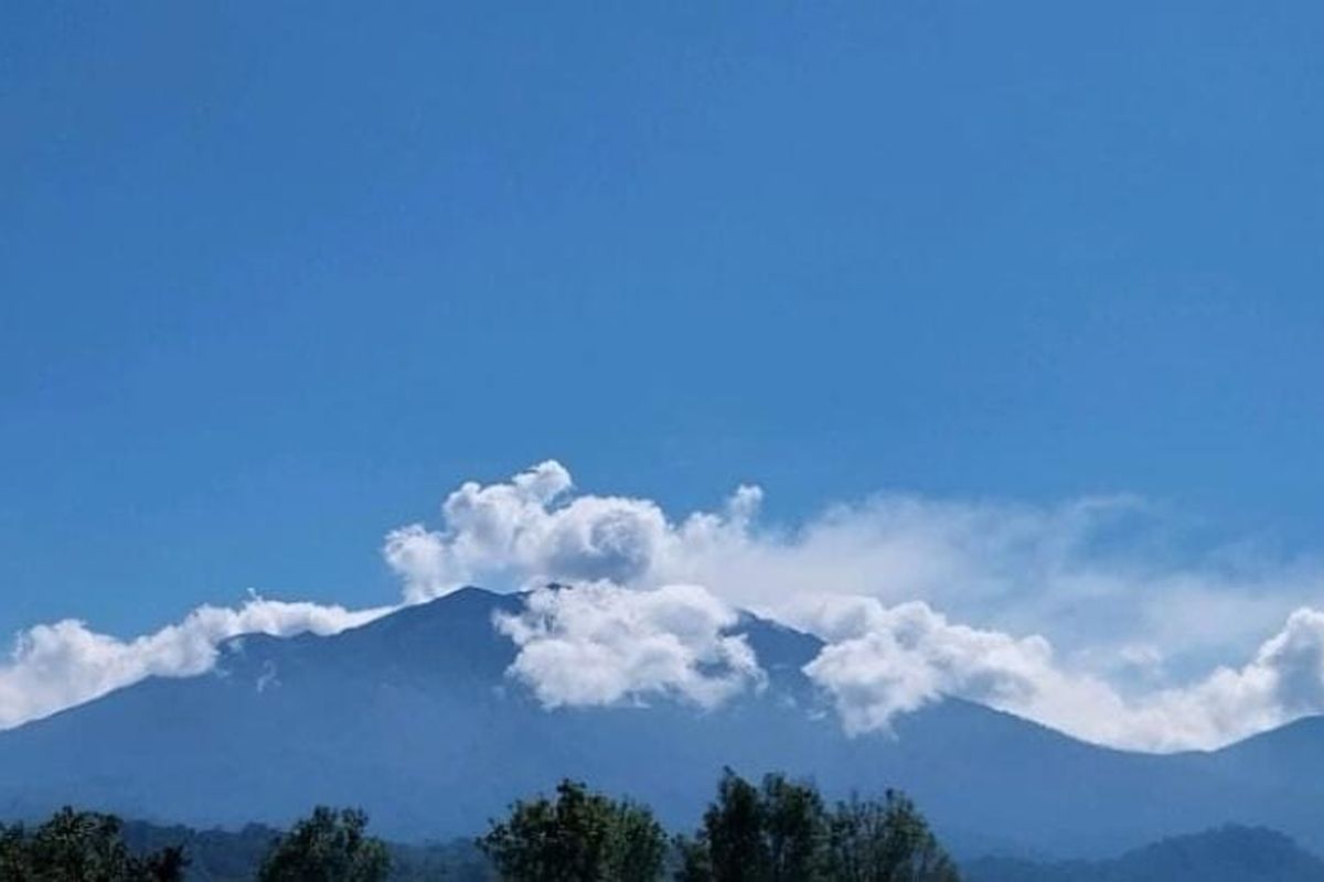 Gunung Raung Banyuwangi erupsi. 