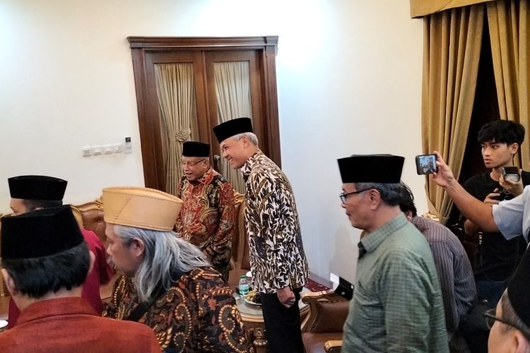 Bakal calon presiden (bacapres) PDI-P Ganjar Pranowo dan mantan Ketua Umum Pengurus Besar Nahdlatul Ulama (PBNU) Said Aqil Siradj di Pondok Pesantren Luhur Al-Tsaqafah di kawasan Jagakarsa, Jakarta Selatan, Kamis (5/10/2023) malam.