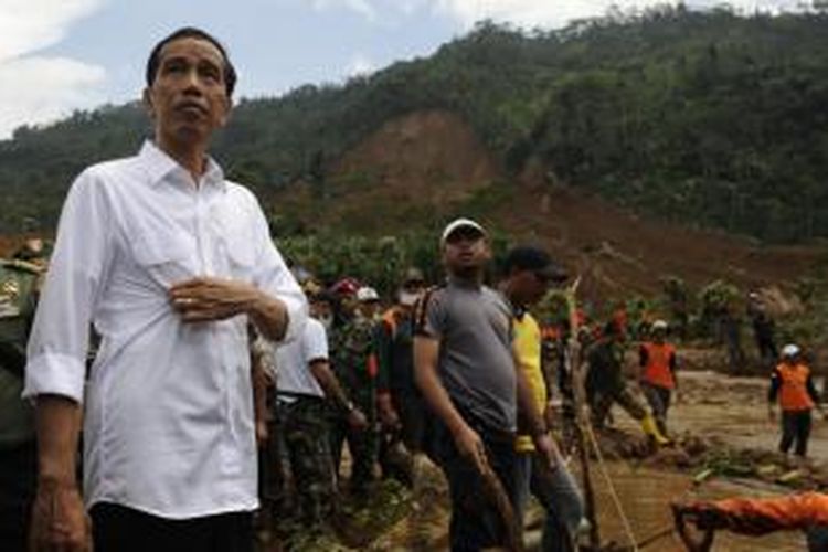 Presiden Joko Widodo mendatangi lokasi tanah longsor di Desa Sampang, Kecamatan Karangkobar, Banjarnegara, Minggu (14/12/2014). Jokowi meminta kepada petugas dan relawan untuk mengutamakan pencarian korban yang diduga masih tertimbun longsor.