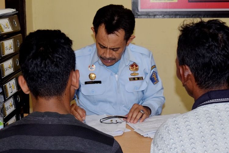 Dua orang pelaku pencurian kendaraan bermotor (curanmor) berinisial RM (17)dan DD (16) berhasil dibekuk tim anggota Polsek Murhum, Kota Baubau, Sulawesi Tenggara, Senin (28/2/2017). Kini kedua pelaku menjalani pemeriksaan di Polsek Murhum, Kamis (2/3/2017)