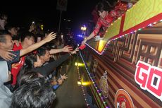 Pawai Lampion Cap Go Meh, Wali Kota Singkawang Bagi-bagi Angpau