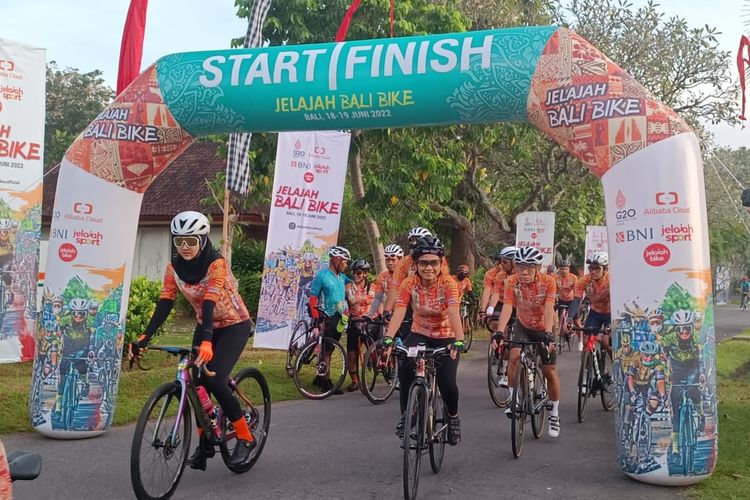 Para peserta Jelajah Bali Bike saat berkumpul di titik start di Lapangan Inna Beach Resort, Sanur, Kota Denpasar, Bali pada Sabtu (18/6/2022). Kompas.com/ Yohanes Valdi Seriang Ginta