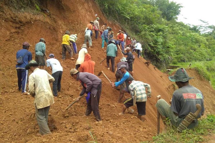 Puluhan warga di Kabupaten Cianjur, Jawa Barat, sedang gotong royong membersihkan material longsor, Minggu