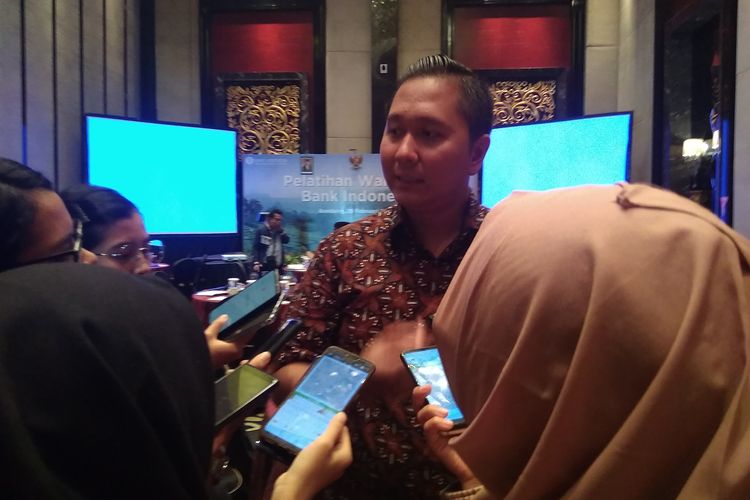 Kepala Ekonomi PT Bank Permata Josua Pardede saat diwawancarai media di Bandung, Sabtu (29/2/2020).